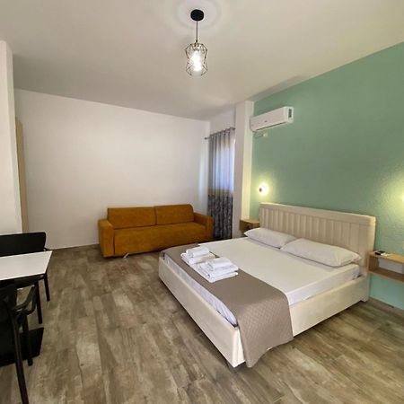 Gray&Oli Studios Vlore Luaran gambar