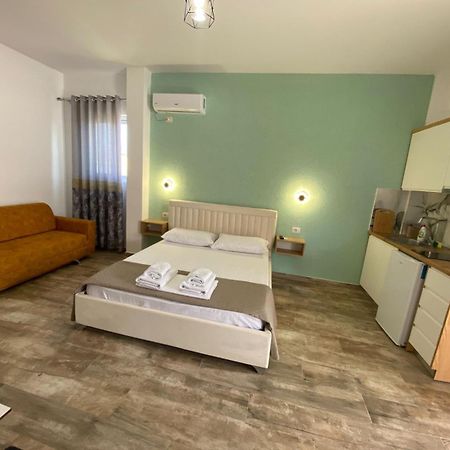 Gray&Oli Studios Vlore Luaran gambar