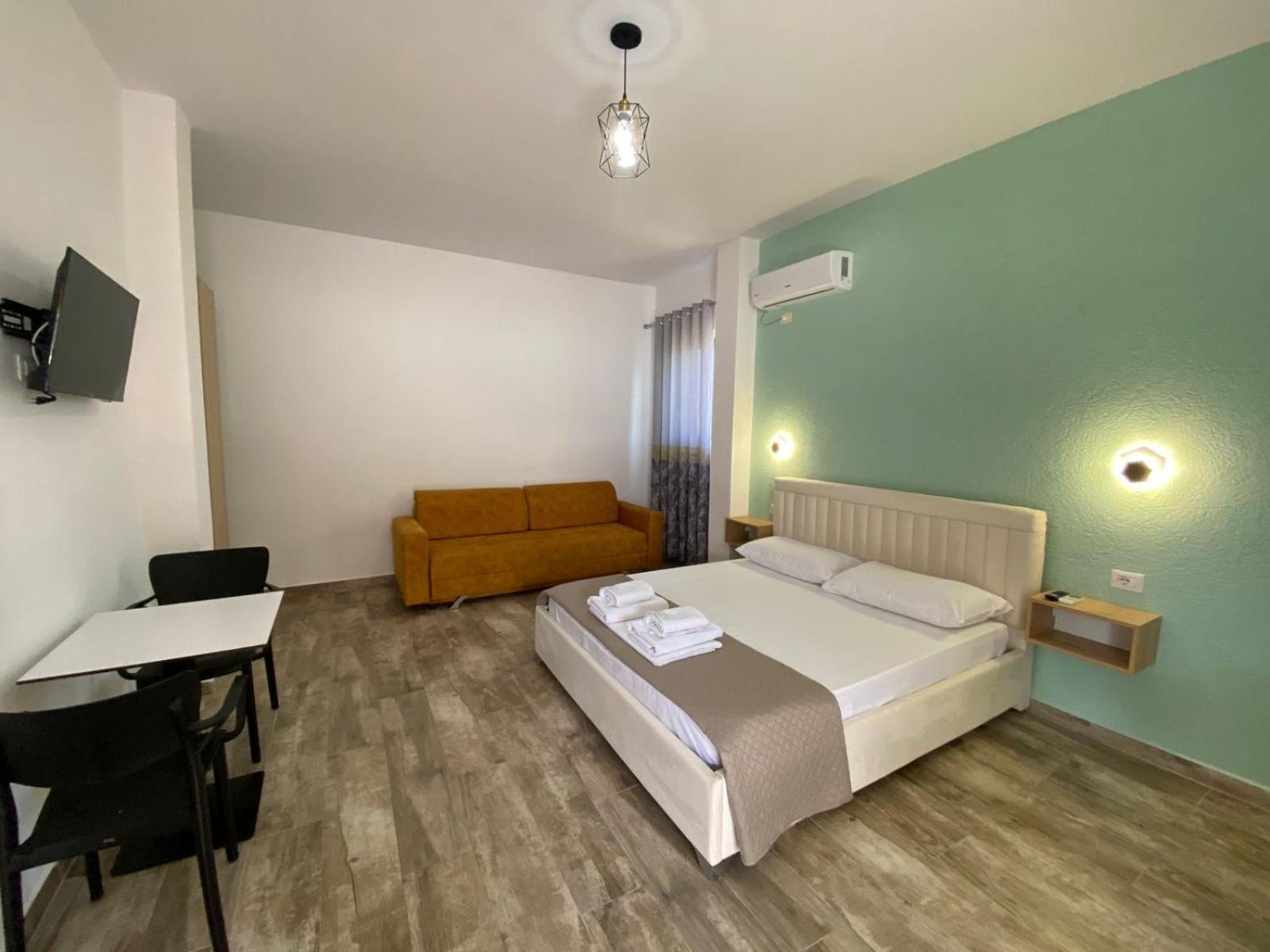 Gray&Oli Studios Vlore Luaran gambar